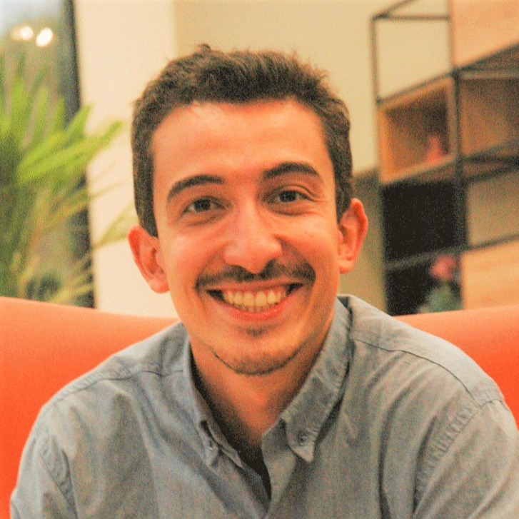 foto de Rafael Teixeira, com cabelos curtos e escuros, sorrindo e olhando diretamente para a câmera.